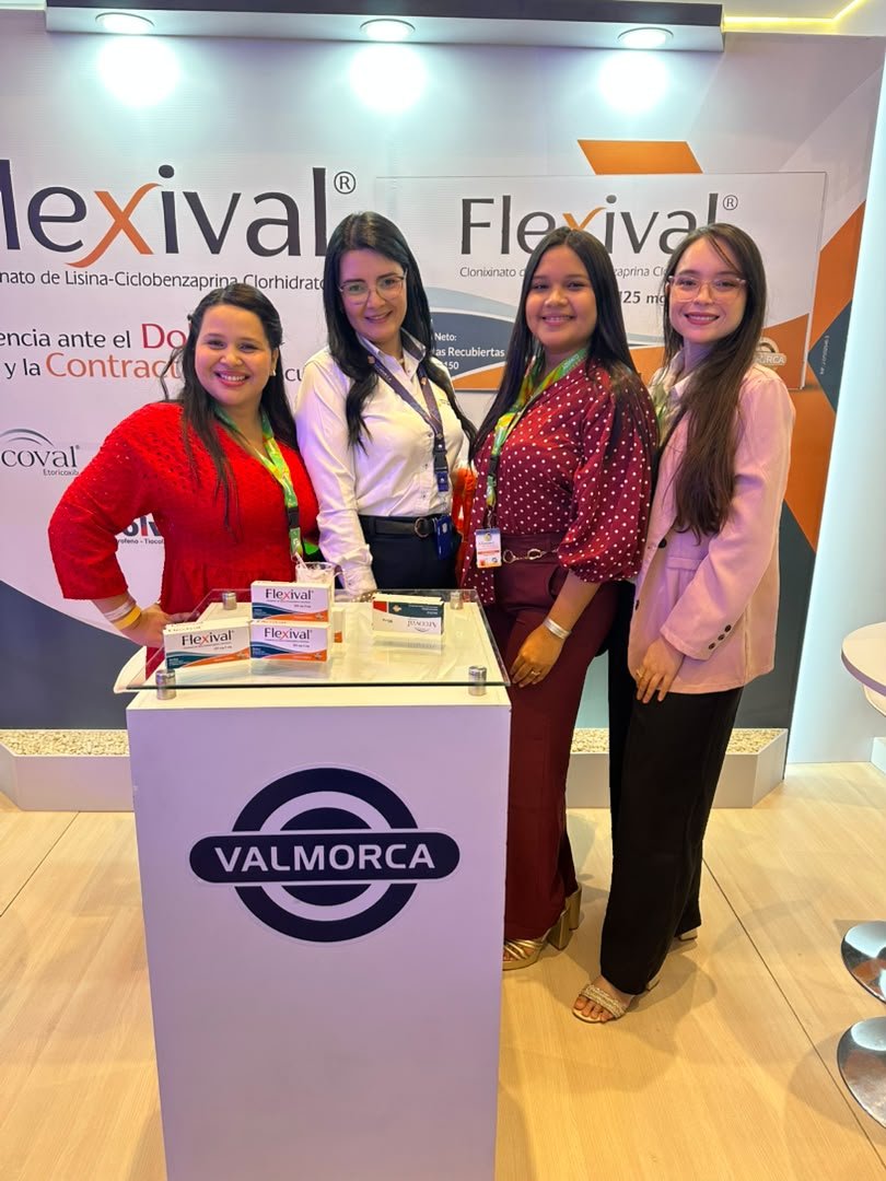 Equipo en el stand de Valmorca con Flexival®