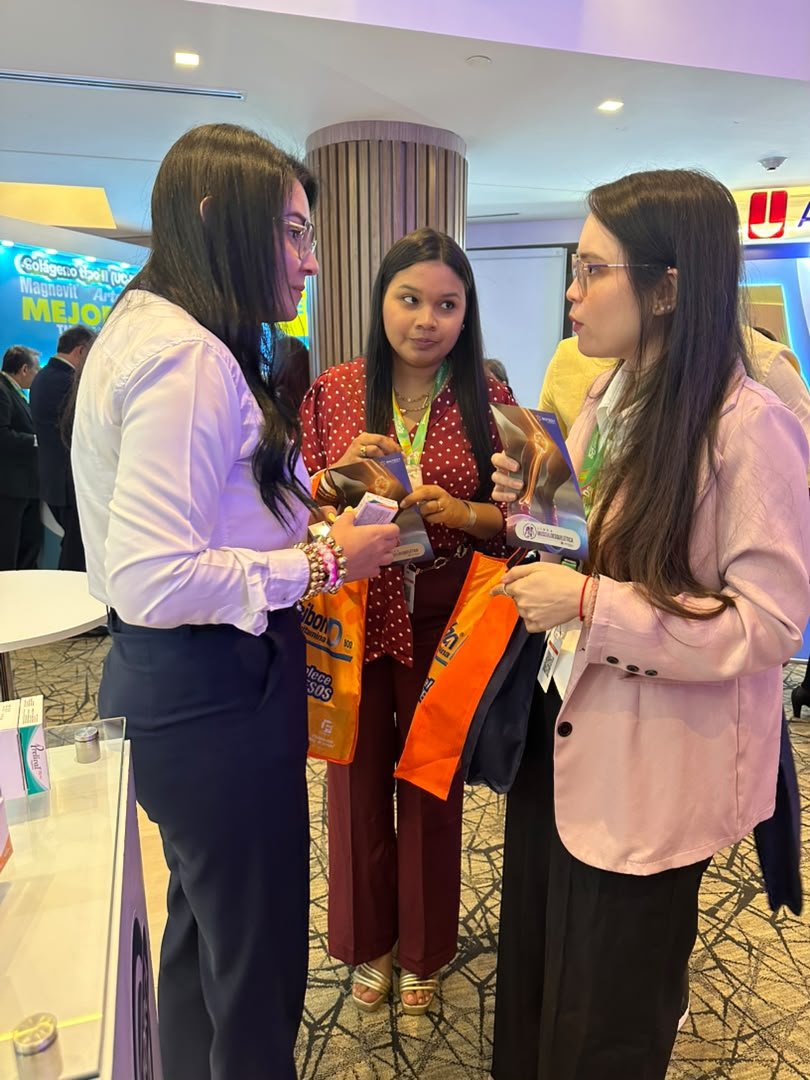 Stand de Valmorca en el XII Simposio de Reumatología: Visita médica de Valmorca entregando material de la línea músculo esquelética