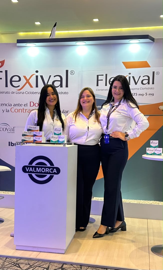 Stand de Valmorca en el XII Simposio de Reumatología: Equipo de Valmorca en el stand con Flexival® y Prelival®