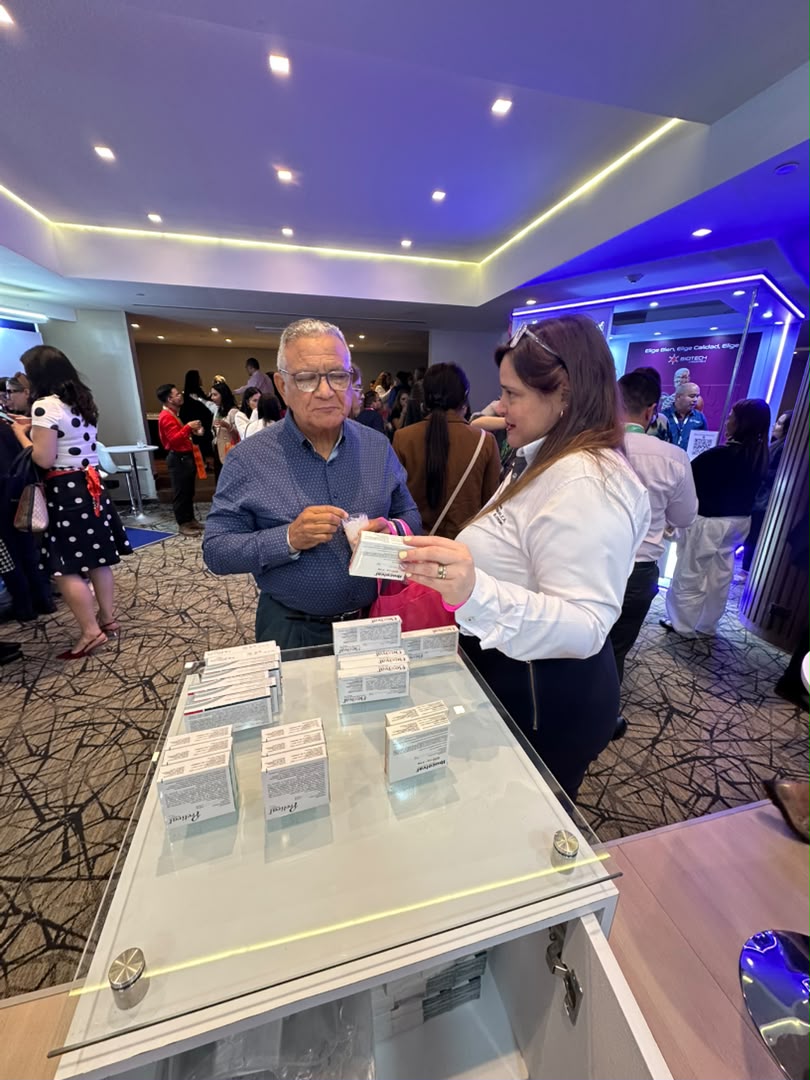 Stand de Valmorca en el XII Simposio de Reumatología: Médico conociendo Prelival® en el stand de Valmorca