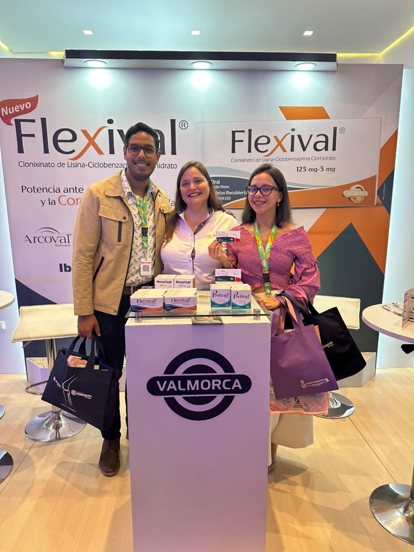 Stand de Valmorca en el XII Simposio de Reumatología: Especialistas junto al equipo de Valmorca con Flexival®, Ibucolval® y Prelival®
