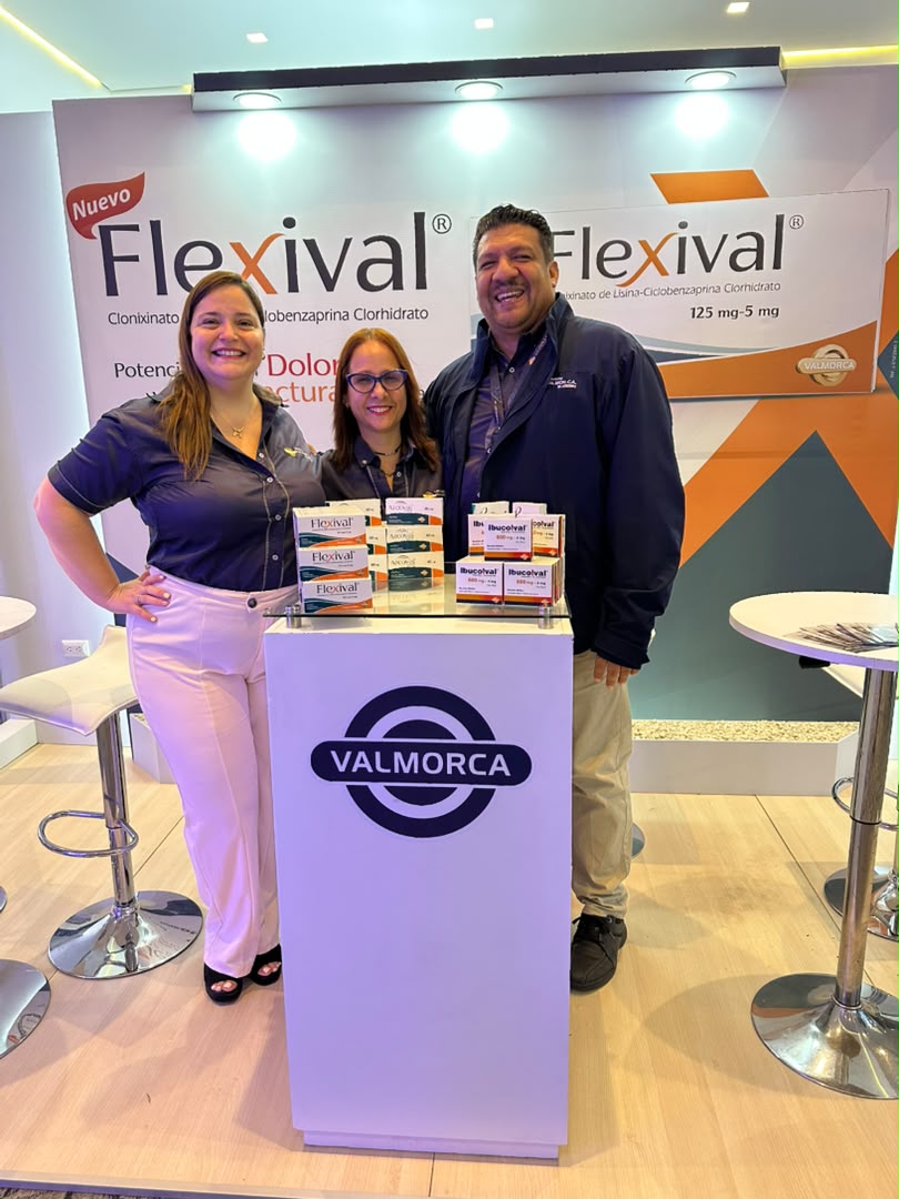 Stand de Valmorca en el XII Simposio de Reumatología: Equipo de Valmorca con Flexival® e Ibucolval® en el stand