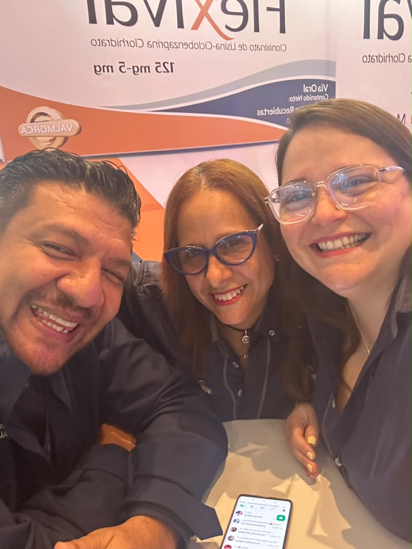 Stand de Valmorca en el XII Simposio de Reumatología: Equipo de Valmorca durante la jornada