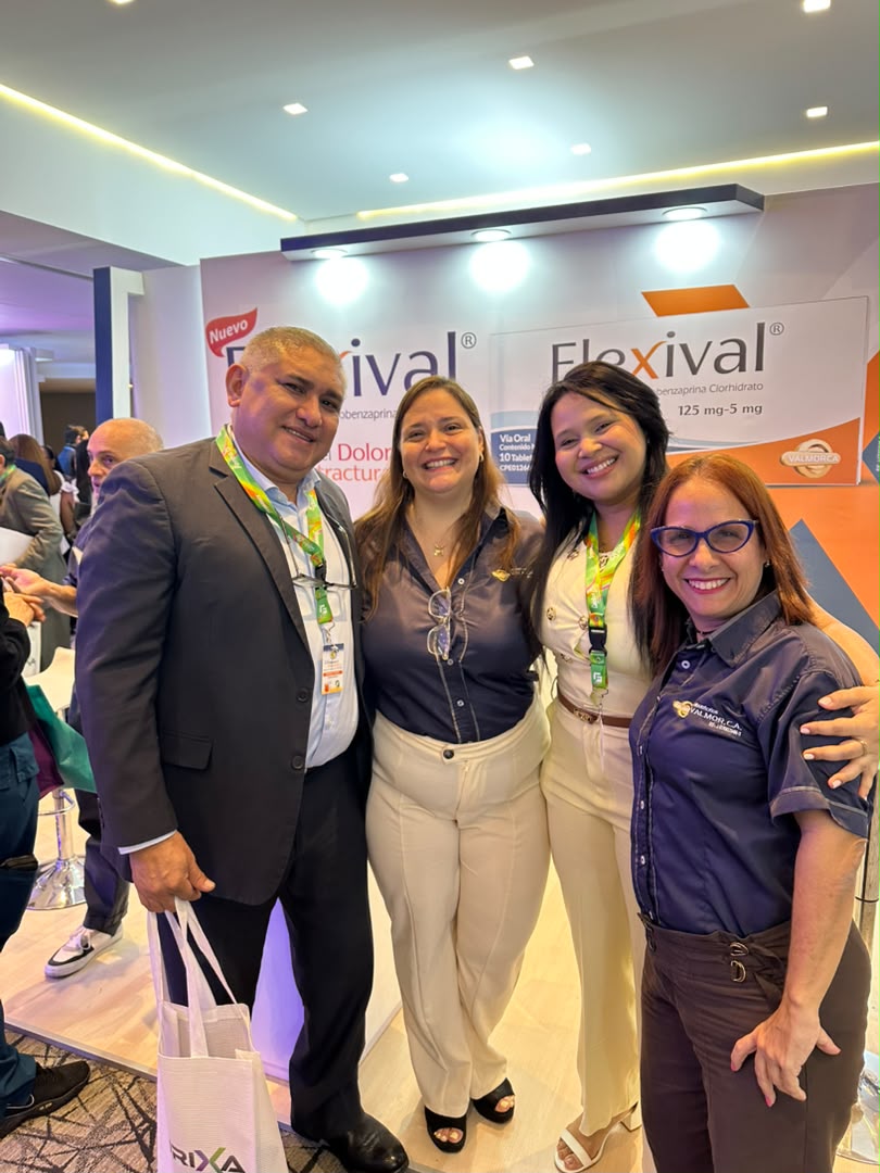 Stand de Valmorca en el XII Simposio de Reumatología: Especialistas y equipo de Valmorca frente al panel de Flexival®