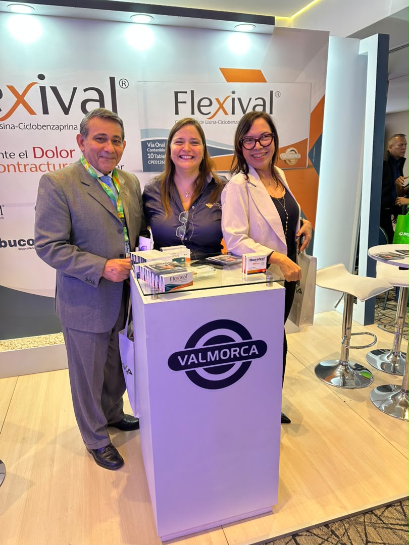 Stand de Valmorca en el XII Simposio de Reumatología: Especialistas en el mostrador de Valmorca con Flexival® e Ibucolval®
