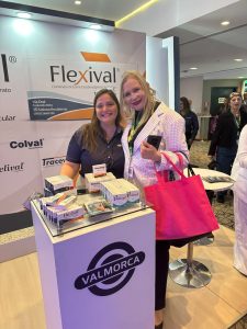 Stand de Valmorca en el XII Simposio de Reumatología: especialista junto al equipo de Valmorca con Flexival®, Ibucolval® y Prelival®
