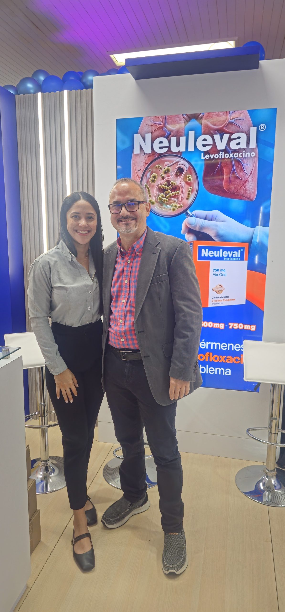 Médicos visitando el stand de Valmorca