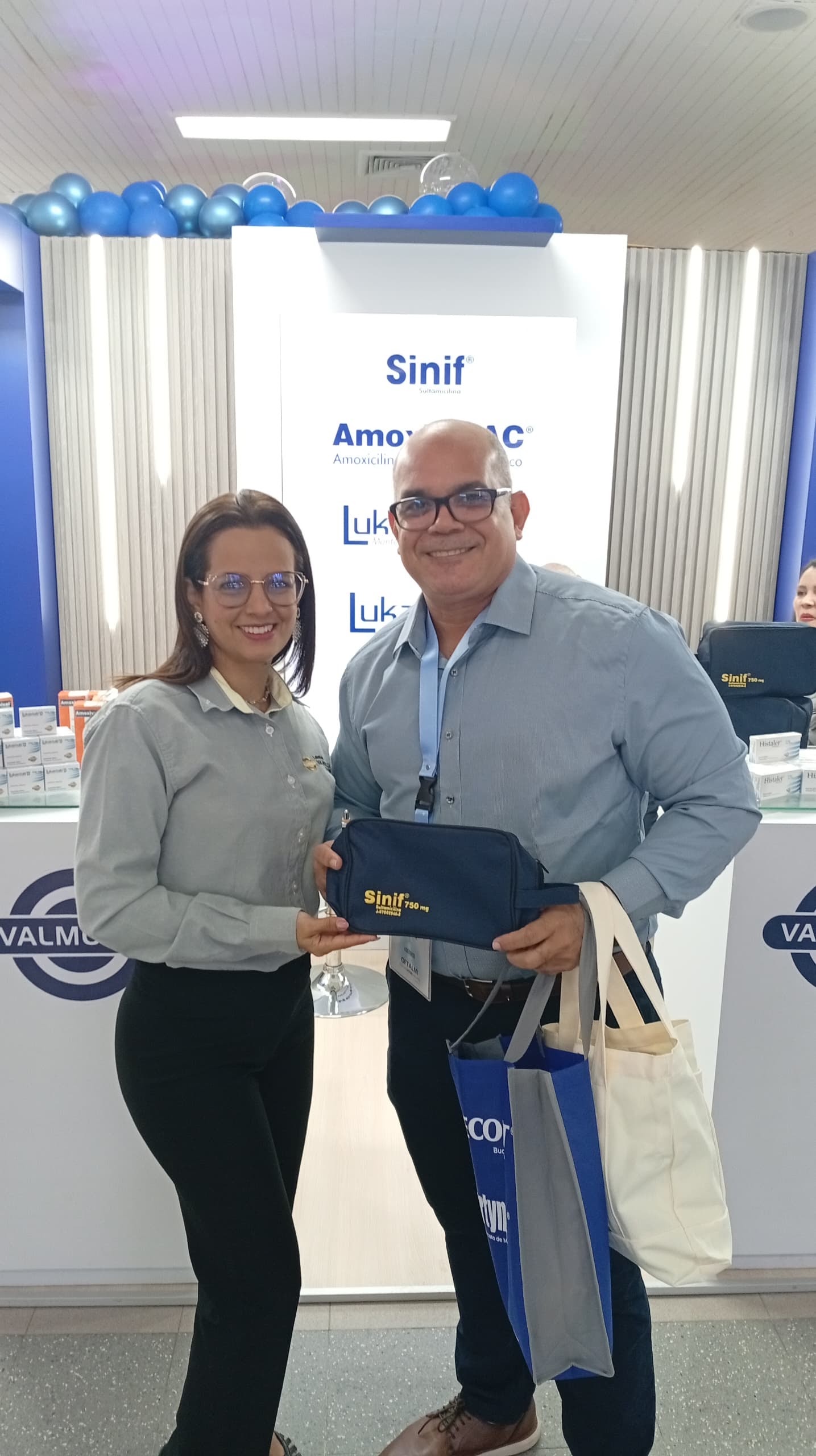 Visitantes del stand de Valmorca en Maracay
