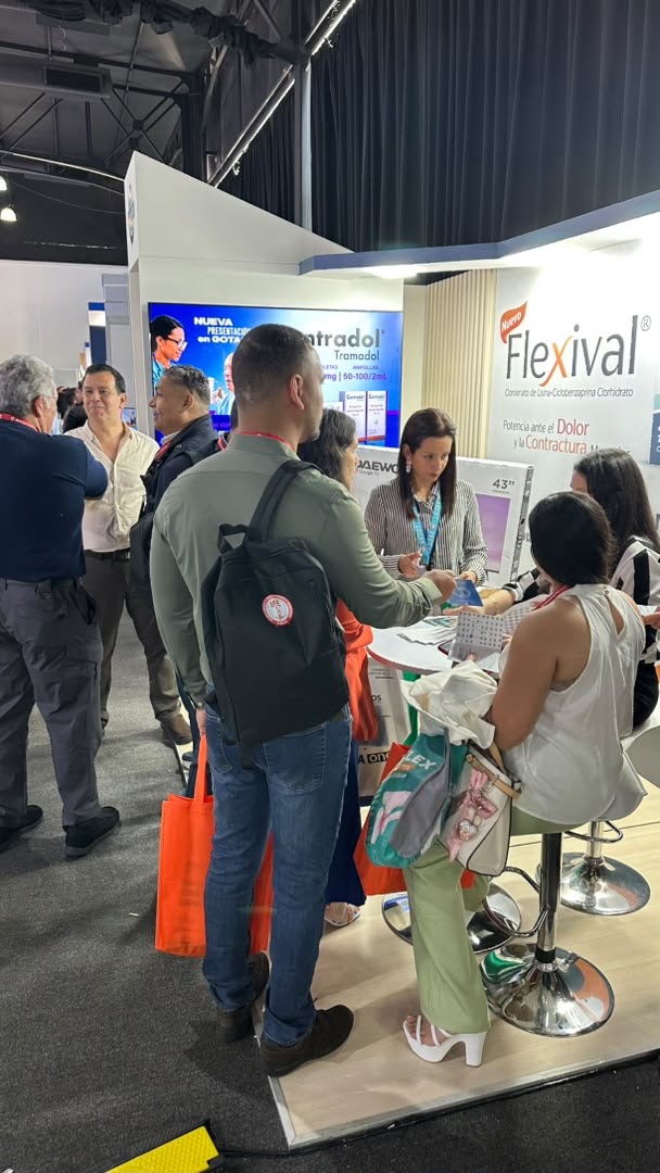 Médicos visitando el stand de Valmorca