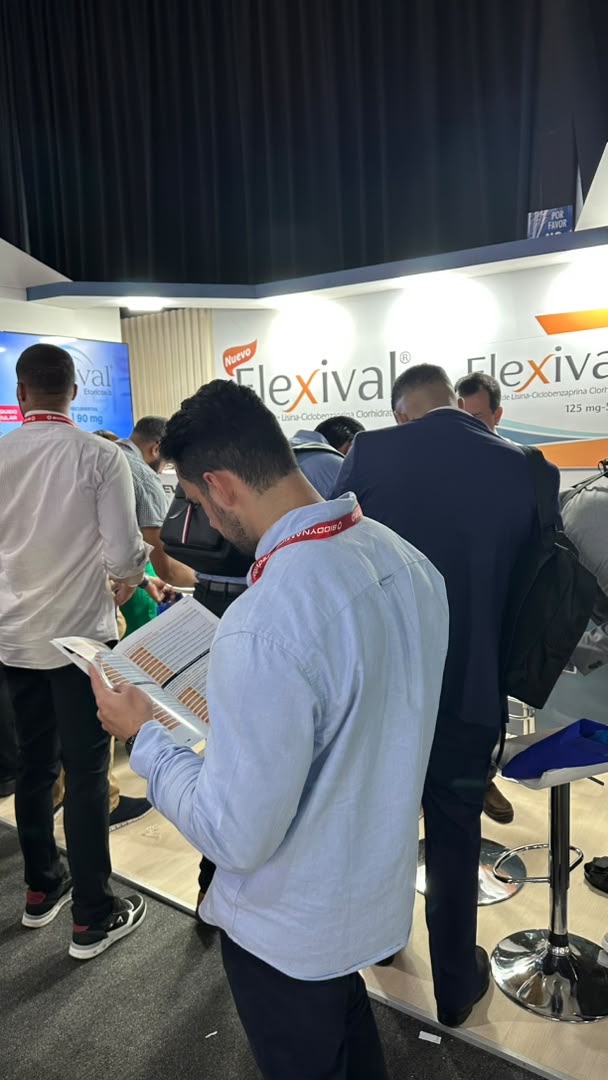 Médicos visitando el stand de Valmorca