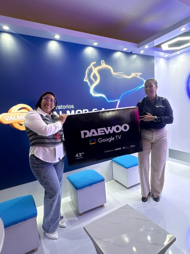 Entrega de premio en el stand de Valmorca