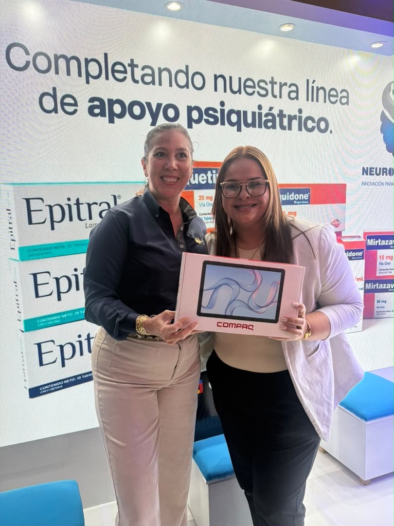 Equipo de Valmorca junto a una asistente premiada