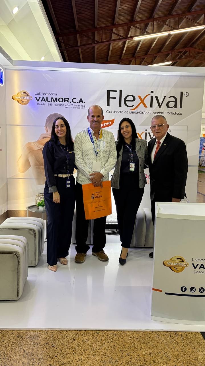 Especialistas visitando el stand de Valmorca