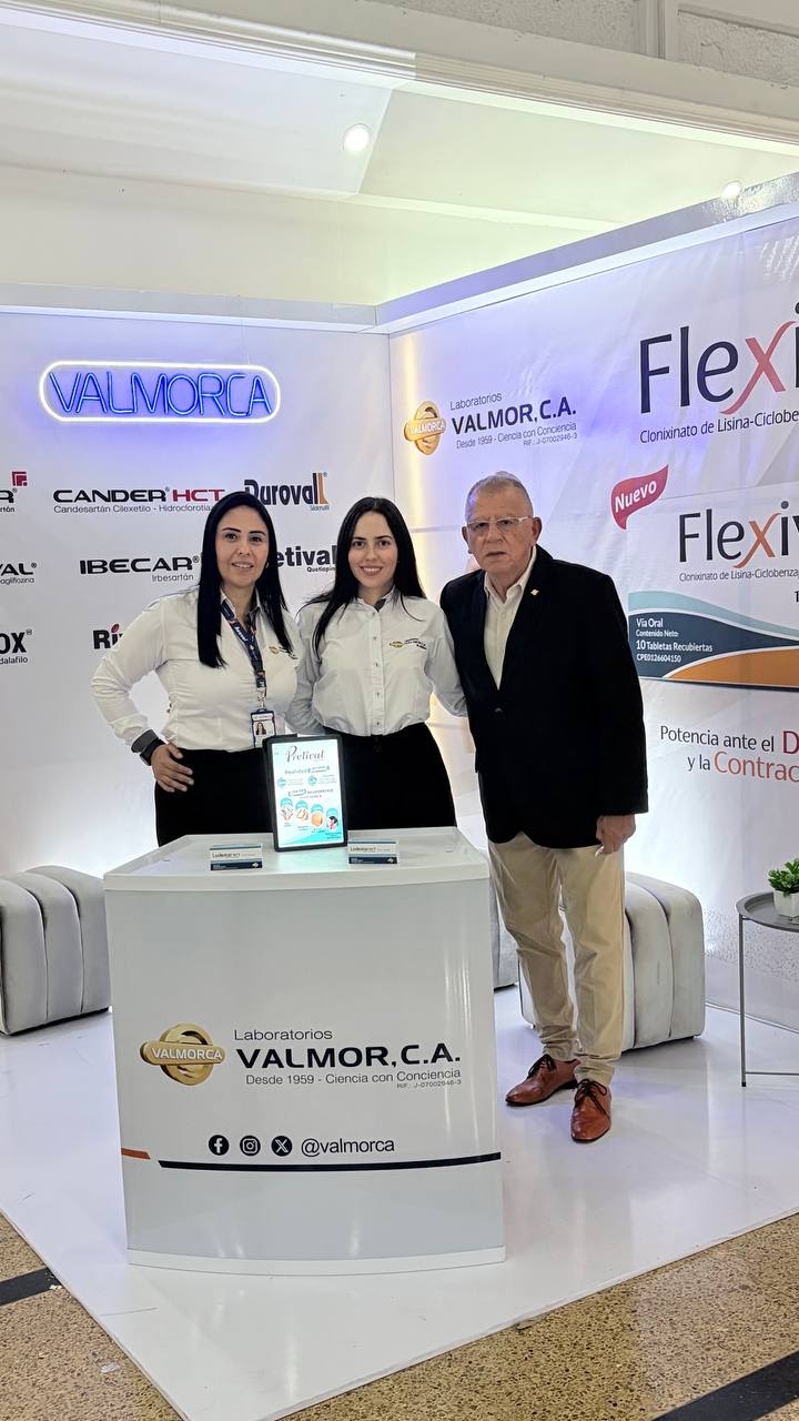 Especialistas visitando el stand de Valmorca