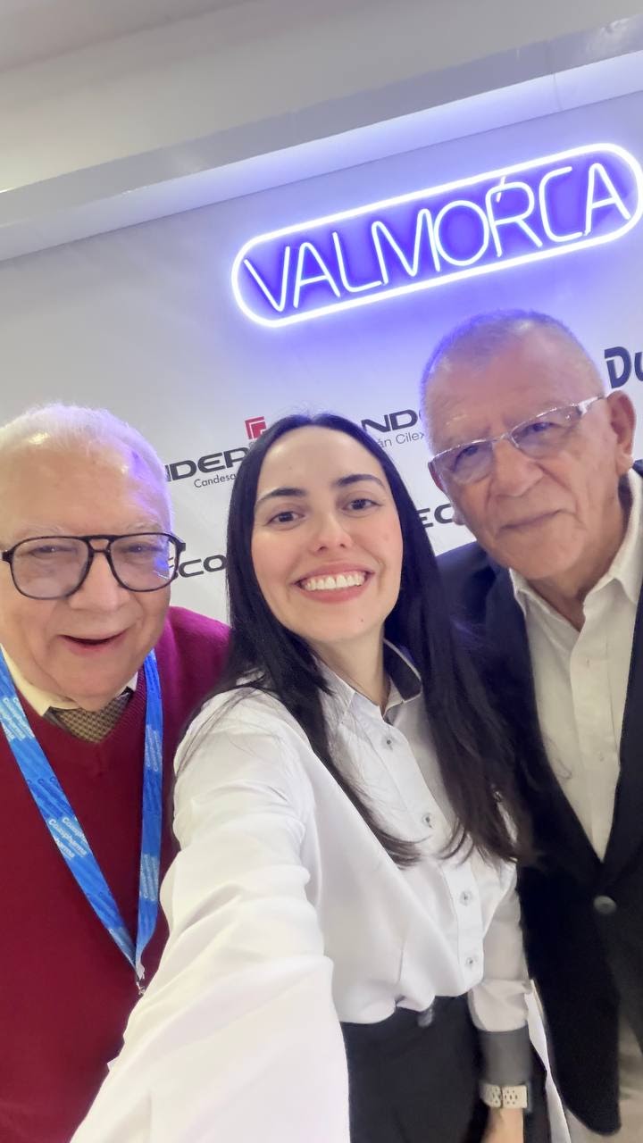 Especialistas visitando el stand de Valmorca