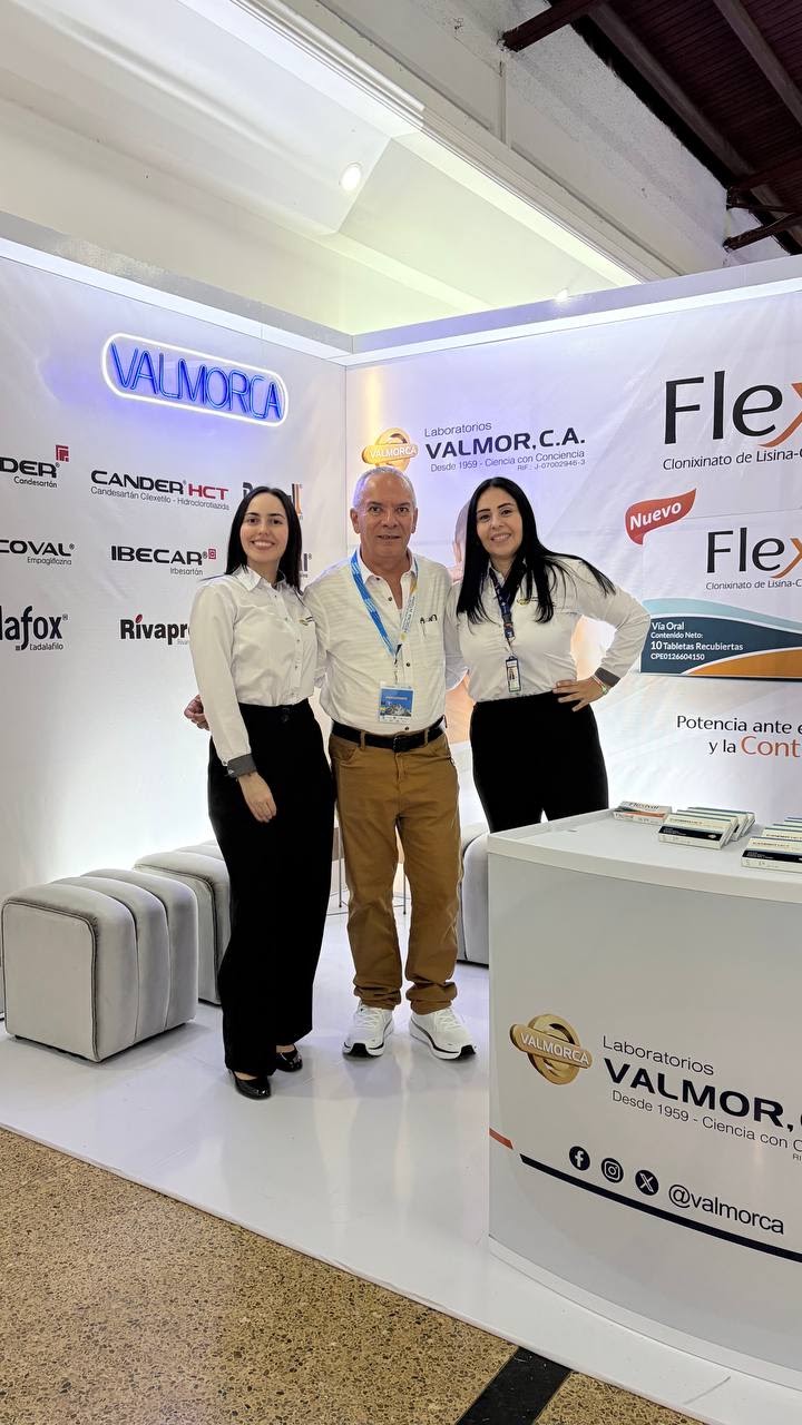 Médicos internistas junto al equipo de Valmorca