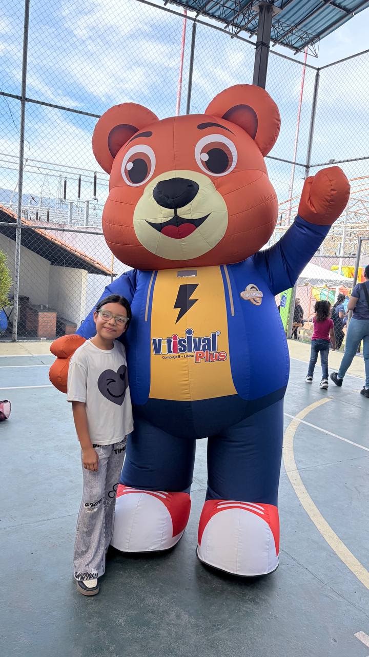 Equipo Valmorca y el oso Viti en los juegos empresariales