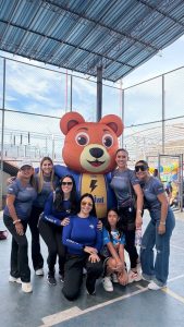 El oso Viti con el equipo de Valmorca