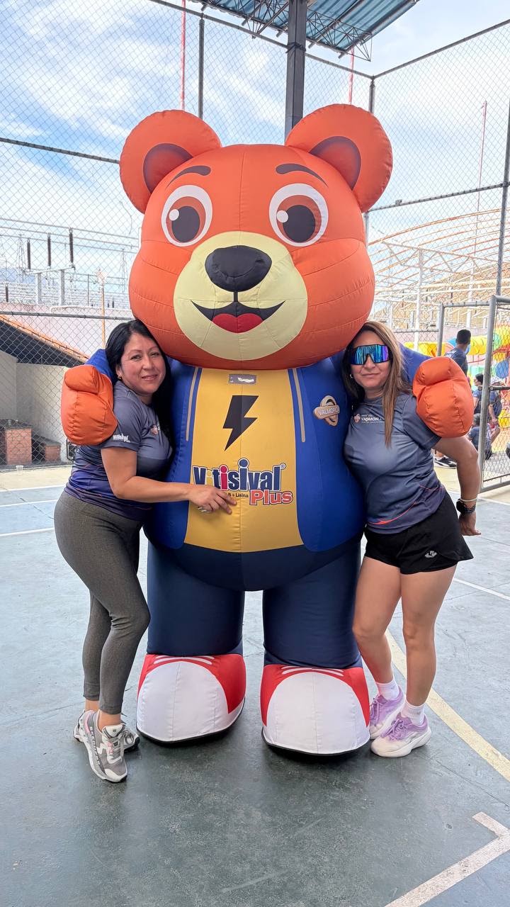 Equipo Valmorca y el oso Viti en los juegos empresariales