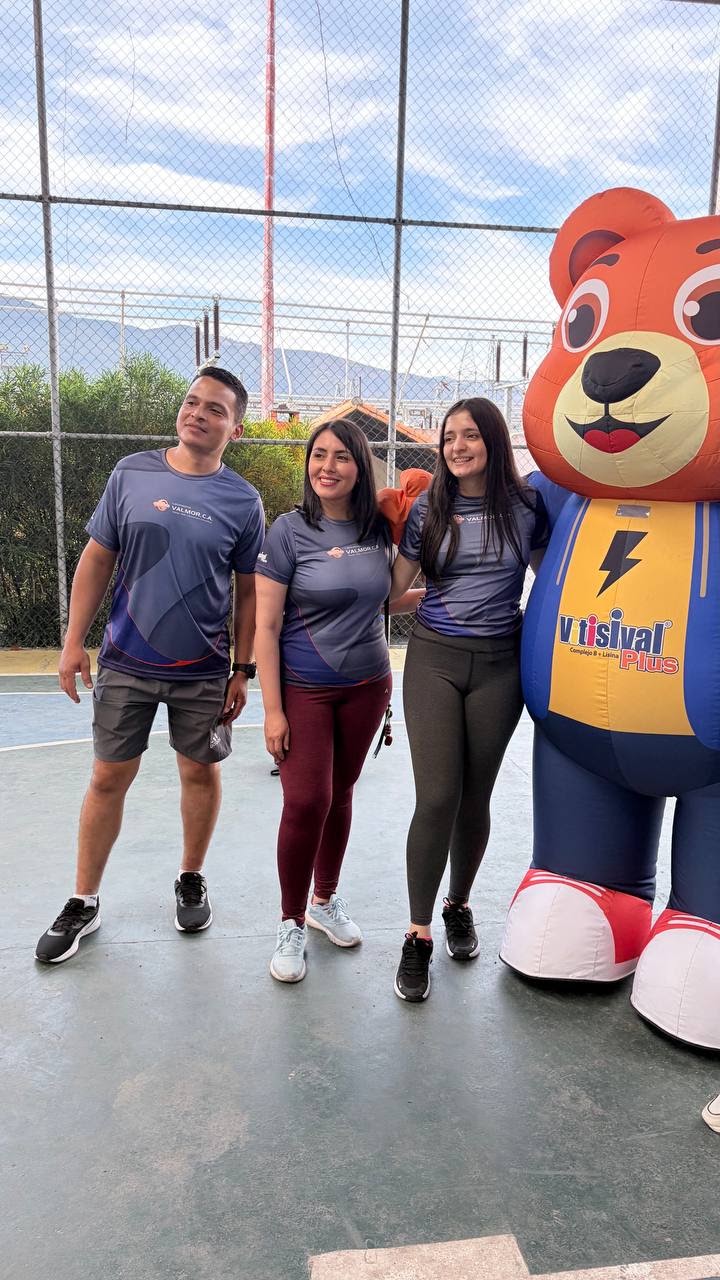 Colaboradores compartiendo con el oso Viti