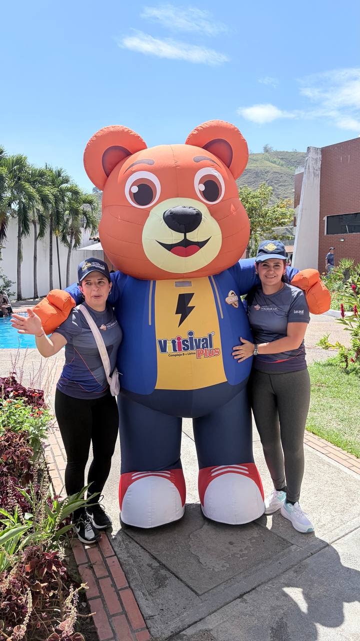 Equipo Valmorca y el oso Viti en los juegos empresariales