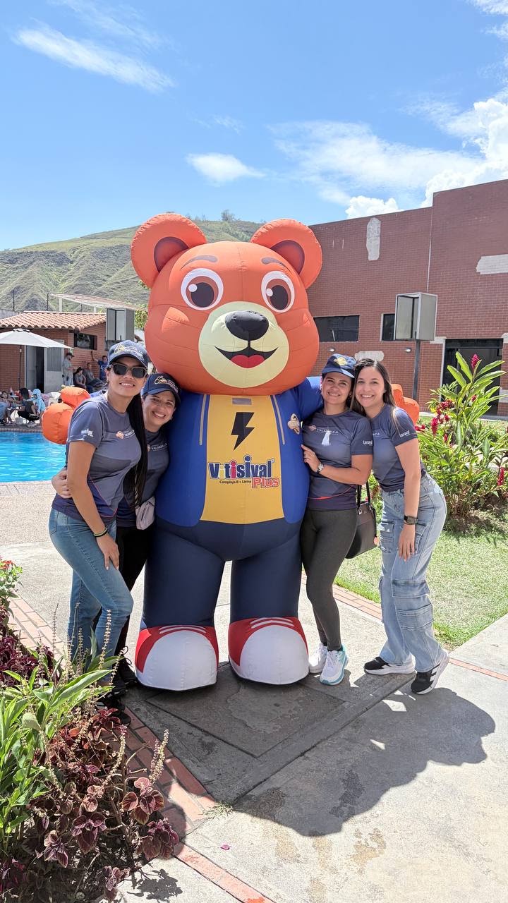 Equipo Valmorca y el oso Viti en los juegos empresariales