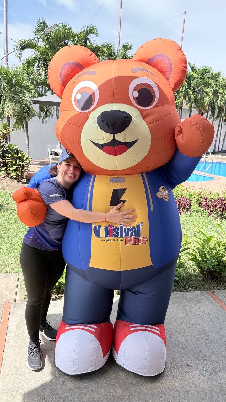 El oso Viti con el equipo de Valmorca
