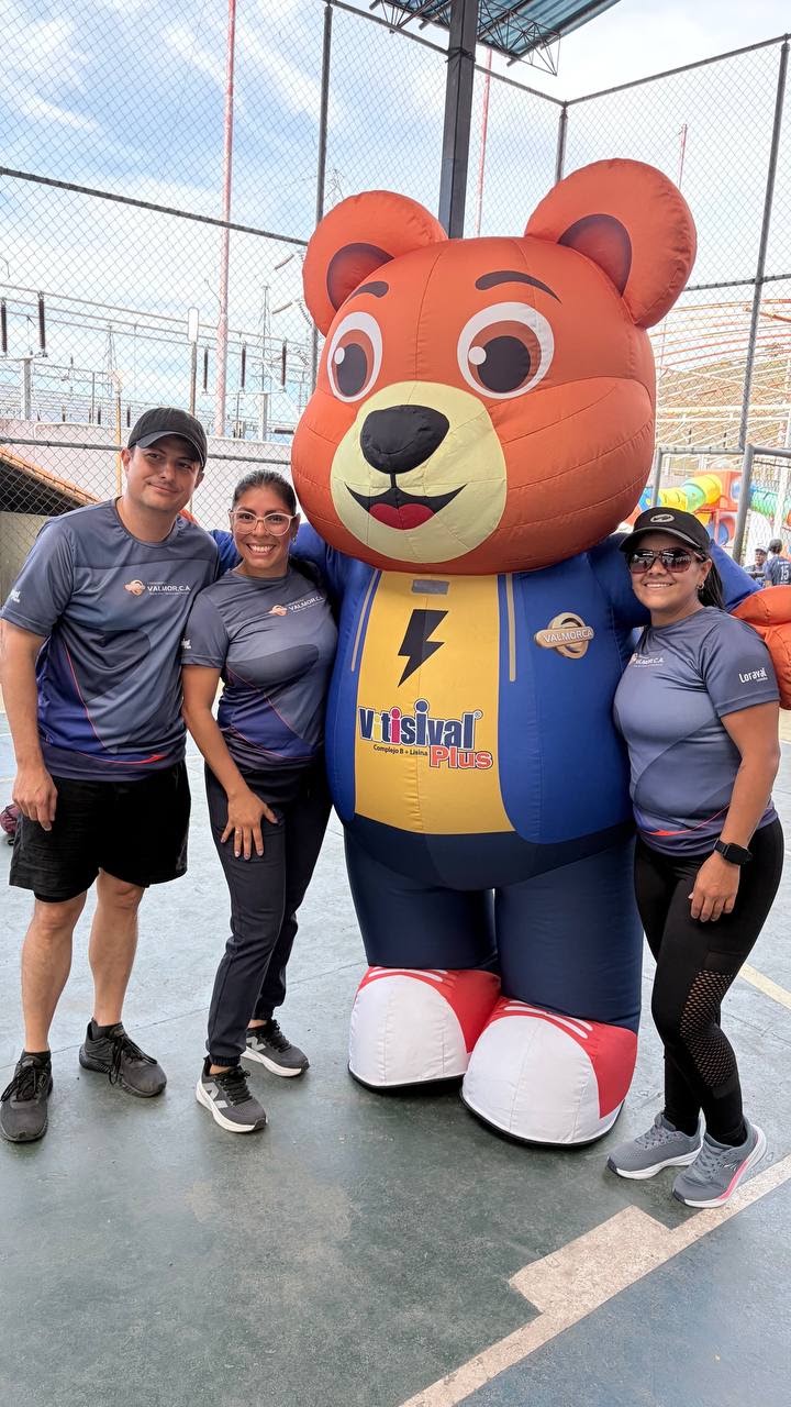 Equipo Valmorca y el oso Viti en los juegos empresariales
