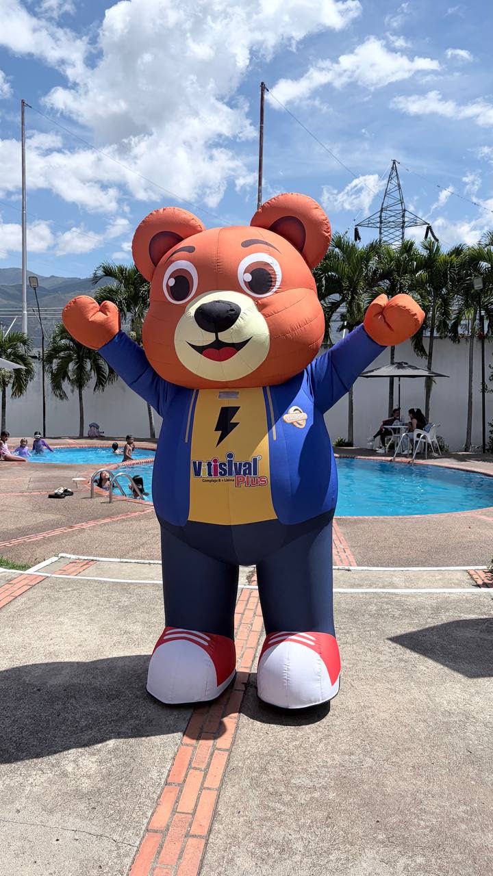 Equipo Valmorca y el oso Viti en los juegos empresariales