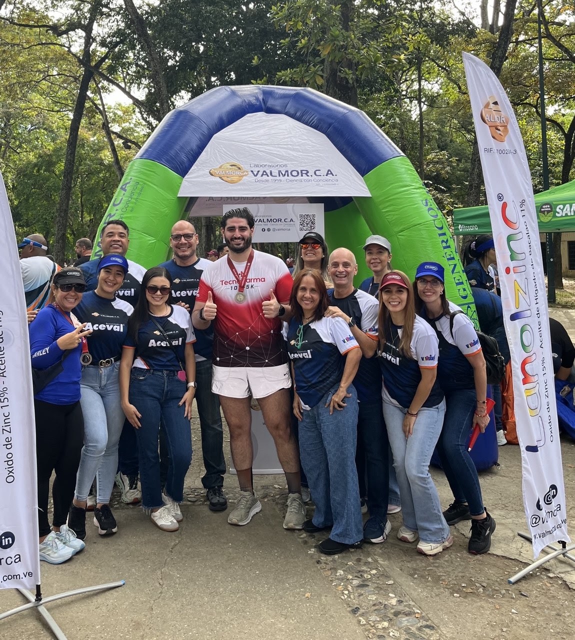 Equipo Valmorca y el oso Viti en los juegos empresariales