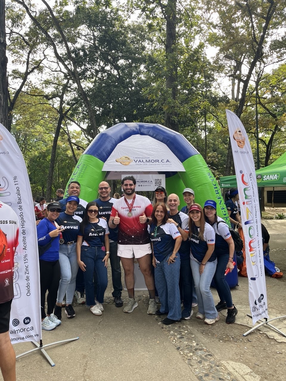 Equipo Valmorca y el oso Viti en los juegos empresariales
