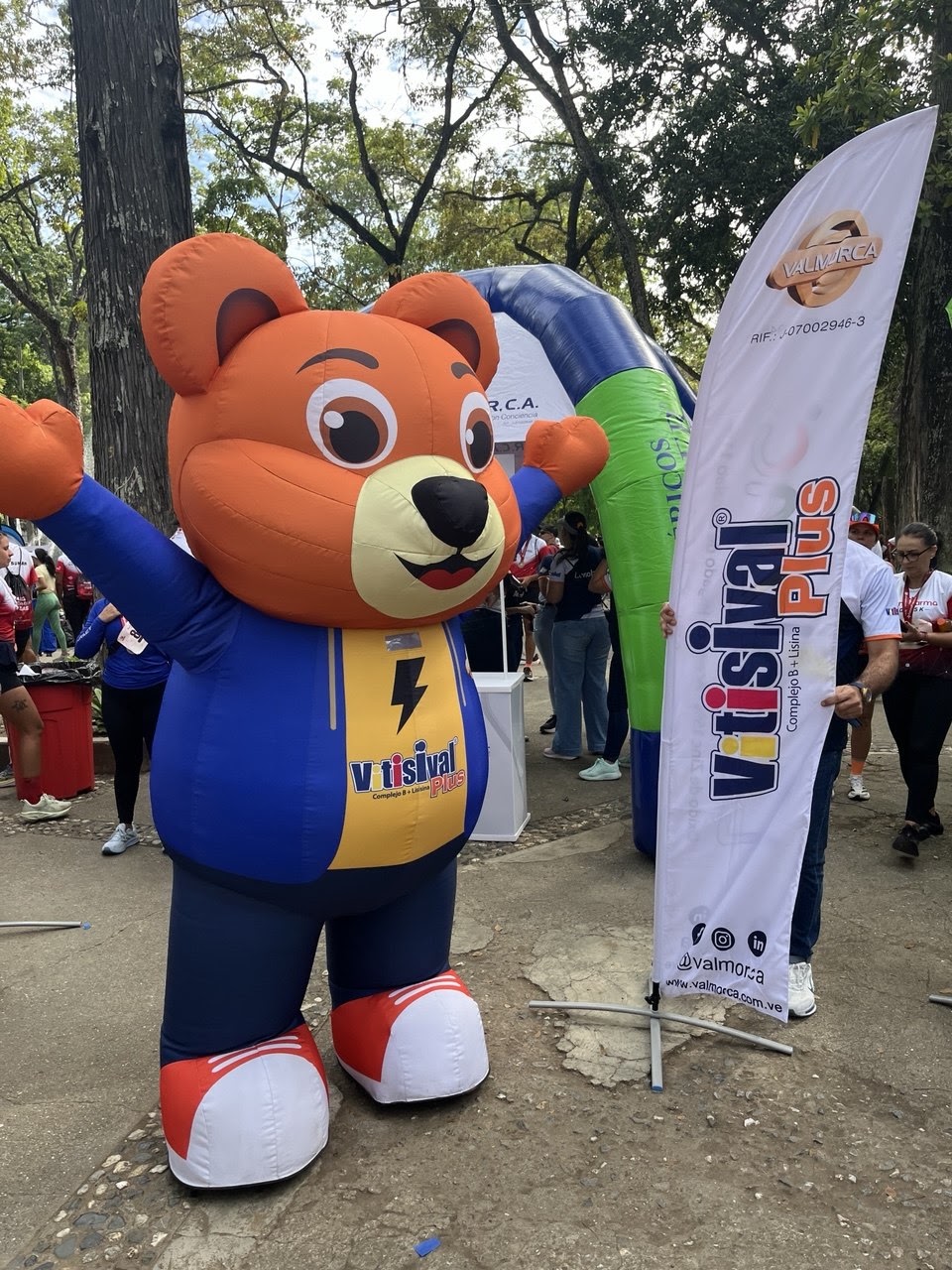 Colaboradores compartiendo con el oso Viti